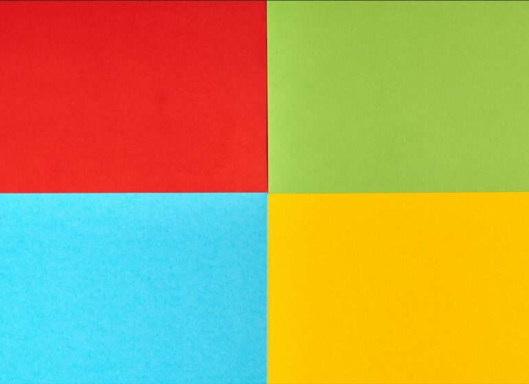 Vier Rechtecke in Rot, Grün, Blau und Gelb