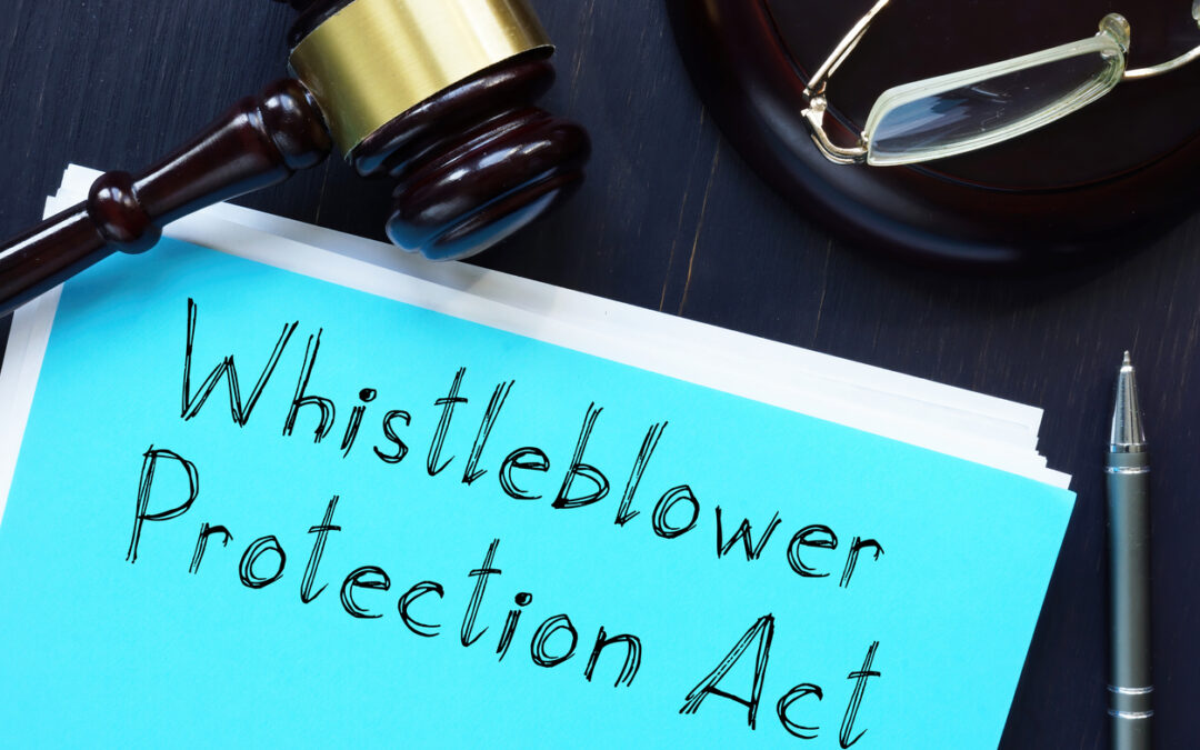 Auf einer Akte steht: Wistleblower Protection Act, daneben liegt ein Richterhammer