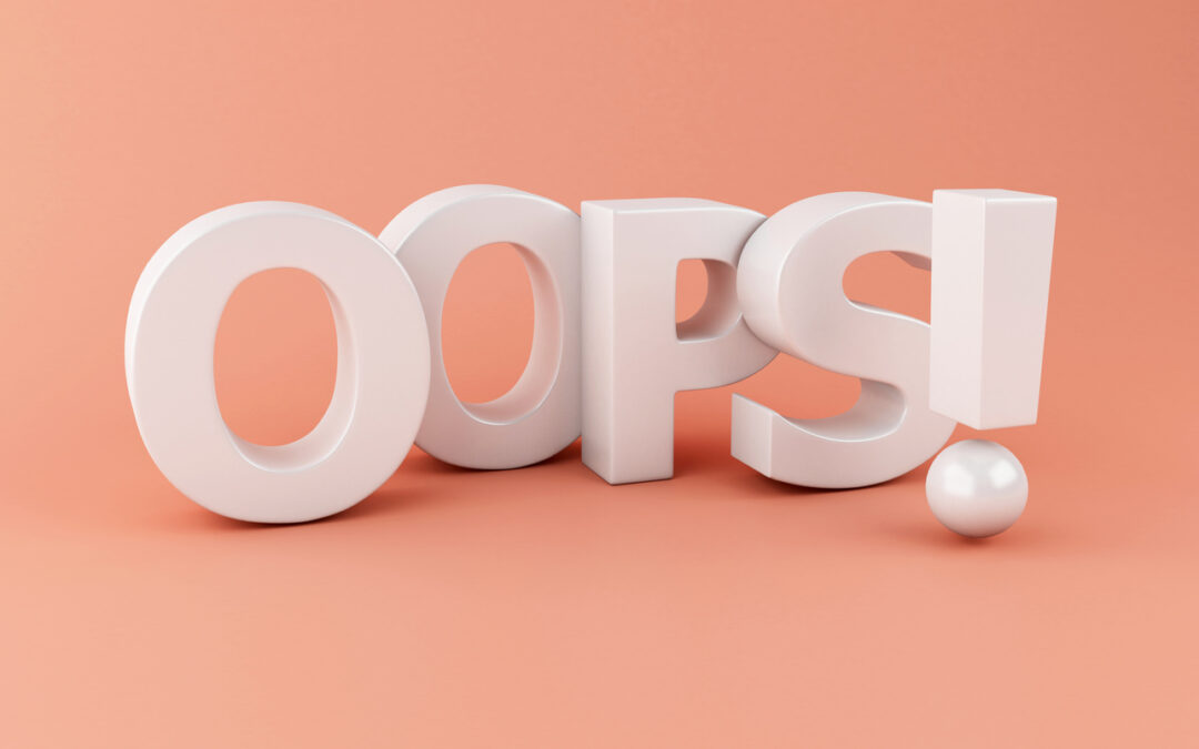 Schriftzug oops vor aprikotfarbenem Hintergrund