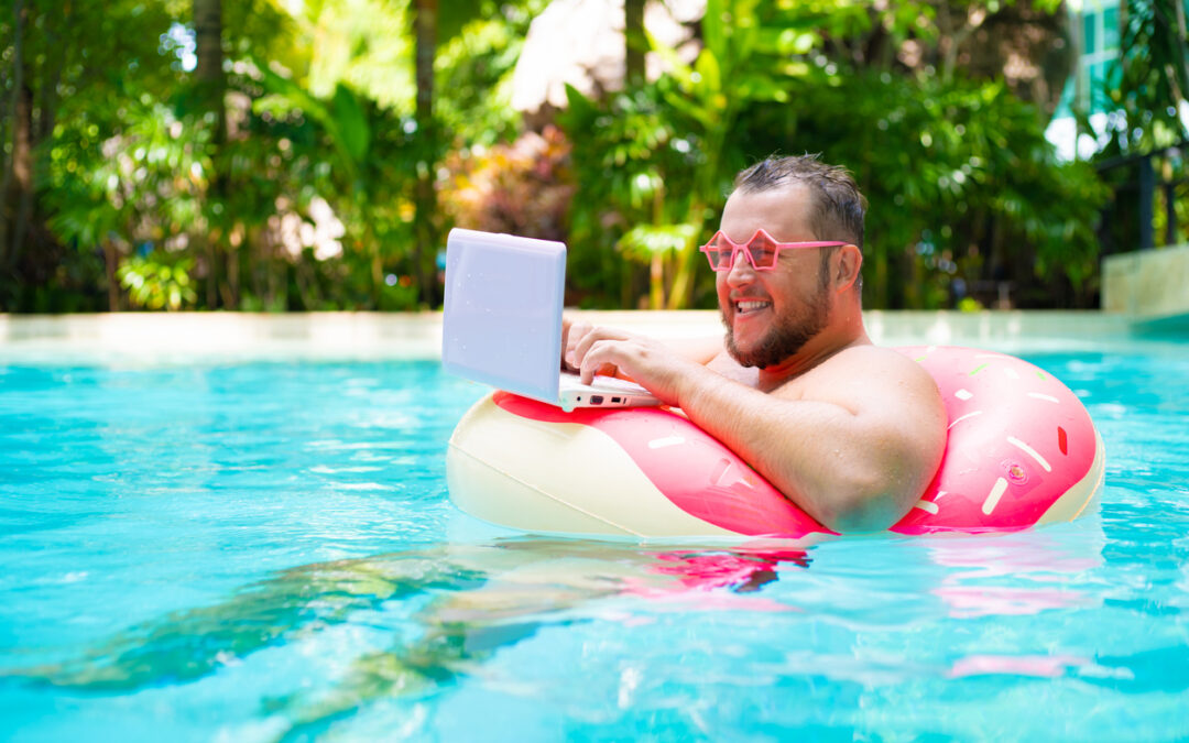 Lustiger Mann im Pool mit rosa Sonnebrille - peinliche Urlaubsfotos