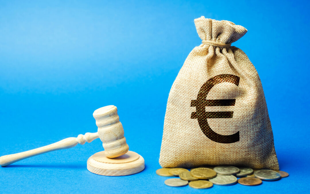 Hammer und Sack mit Euro-Zeichen vor einem blauen Hintergrund