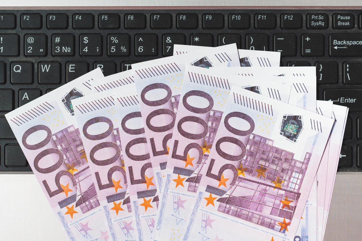 Zahlreiche 500-Euro-Scheine liegen auf einer Computertastatur