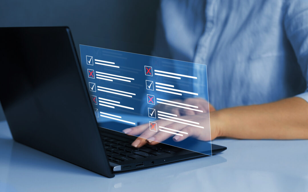Person sitzt vor einem Laptop. Vor dem Bildschirm erscheint eine virtuelle Checkliste.