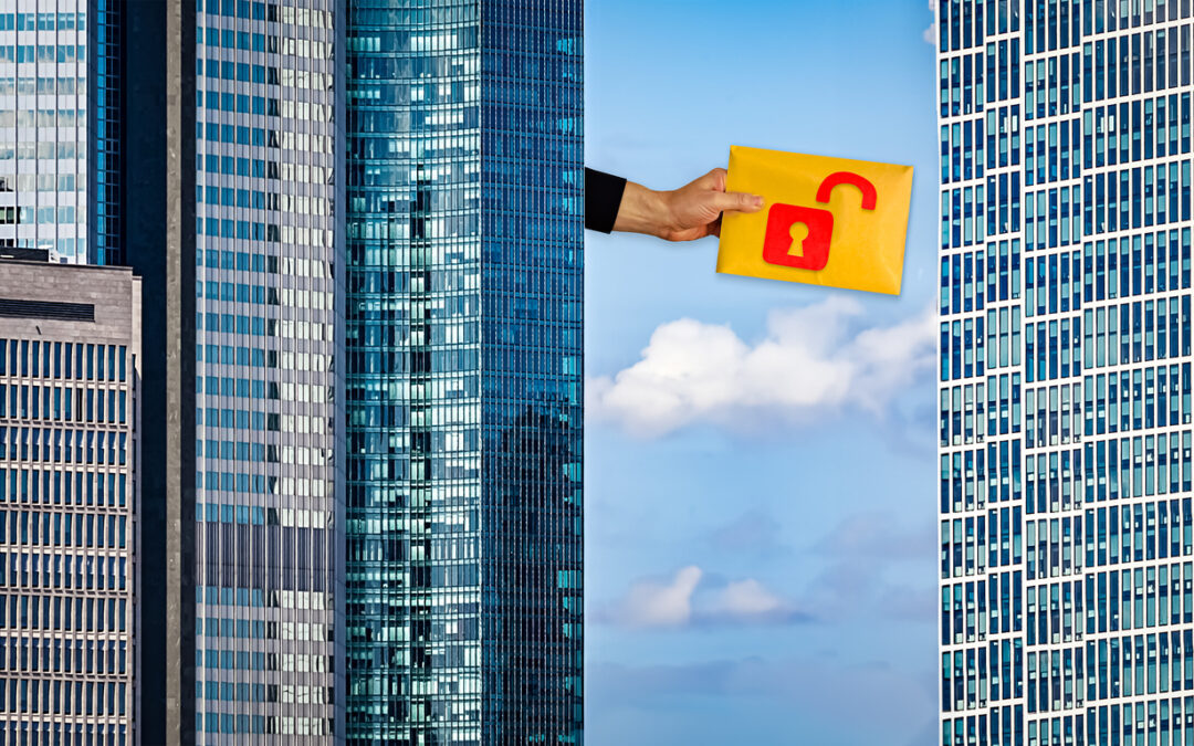 Eine Hand ragt hinter einem Bürogebäude hervor uns übergibt einen Umschag mit einem geöffneten Schloss - Whistleblowing