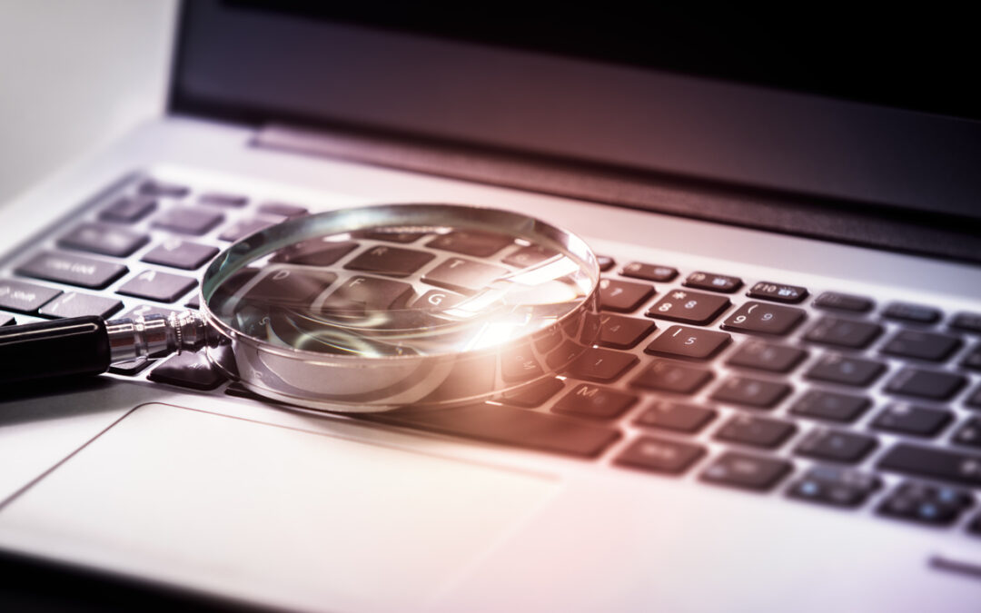 Lupe liegt auf einer Tastatur