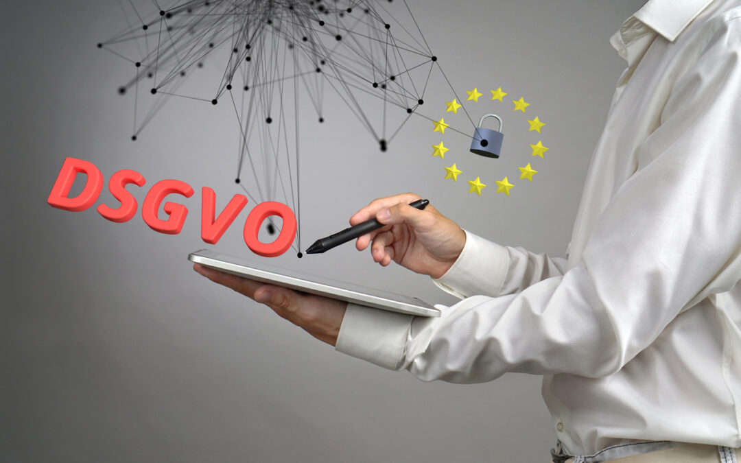 Mann hält Tablet in der Hand. Darüber stehen der Schriftzug DSGVO sowie virtuelle Schnittstellen.