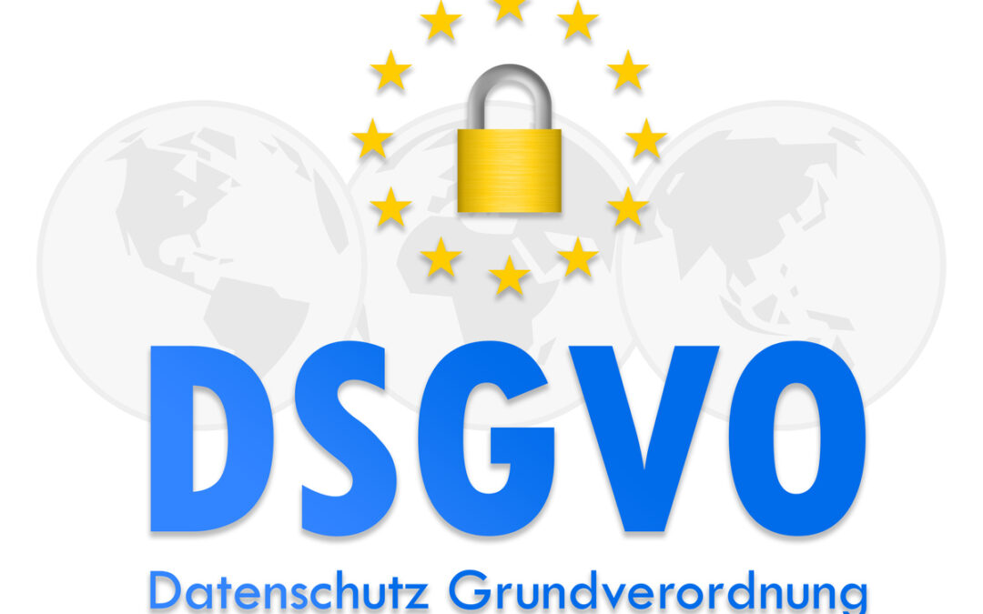 Schriftzug DSGVO in Blau. Dahinter drei Weltkugeln und ein von Sternen umgebenes Vorhängeschloss