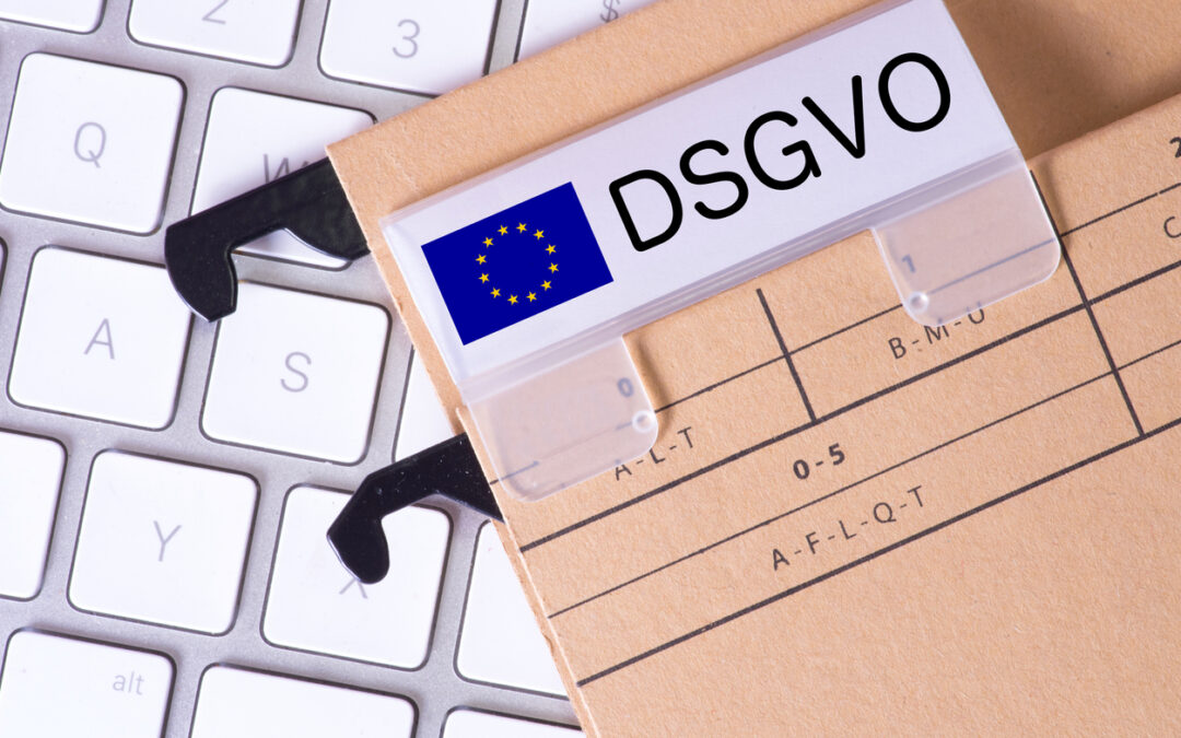 Ein Computer und ein Ordner mit dem Aufdruck DSGVO Datenschutz Grundverordnung