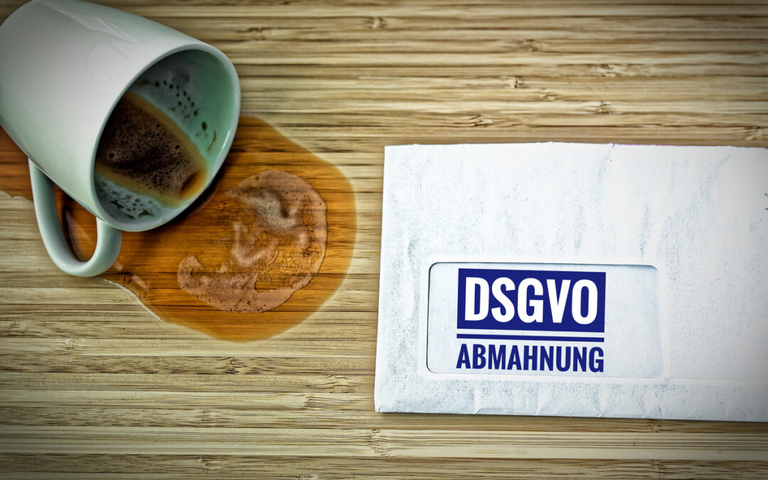 Brief mit Aufschrift "DSGVO Abmahnung" auf einem Schreibtisch