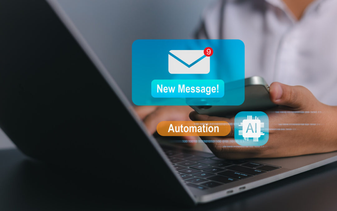 Person nutzt Smartphone und Laptop mit KI-Automatisierung und Benachrichtigungs-Icons – symbolisch für digitale Kommunikation und Chatbot-Systeme.